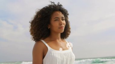 Kumsaldaki kadın üzerindeki bağlantı ağının animasyonu