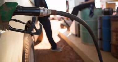 Benzin istasyonunda benzin pompasıyla doldurulan çeşitli erkek ve kadınlar. ulaşım, petrol ve yakıt tedarik iş konsepti dijital olarak üretilen video.