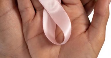 Üzerinde bant logosu olan pembe kanser kurdelesi takan bir kadının animasyonu. Göğüs kanseri pozitif farkındalık kampanyası konsepti dijital olarak üretildi.