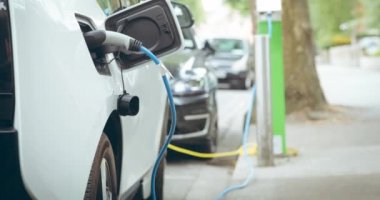 Elektrikli araç şarj istasyonunda şarj oluyor. Elektrikli araba, yeşil enerji, eko güç, sürdürülebilirlik ve CO2 azaltımı için her şarj istasyonu.