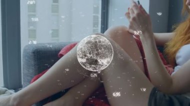 Akıllı telefon kullanan kadın üzerinde dijital küre ve veri işleme animasyonu