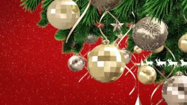 Kırmızı arka planda, Noel ağacının üzerine düşen kar animasyonu