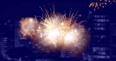 Siyah arka planda havai fişek gösterisinde mutlu diwali animasyonu. diwali geleneği ve dijital olarak üretilen video konsepti.