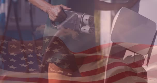 Прапор Сполучених Штатів Америки Над Жінкою Заряджає Електромобіль Електрична Зарядна — стокове відео