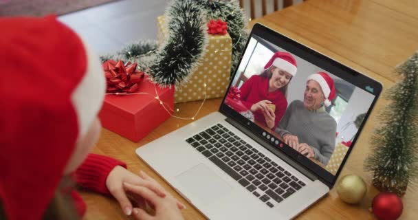 Mujer Caucásica Videollamada Portátil Con Una Amiga Padre Mayor Navidad — Vídeo de stock