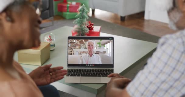 Glad Senior Afrikansk Amerikansk Par Videosamtal Laptop Med Kvinnlig Vän — Stockvideo