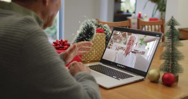 圣诞节的时候 快乐的高加索老人和他的高级女友在笔记本电脑上通过视频通话 圣诞节 节日和通信技术 — 图库视频影像