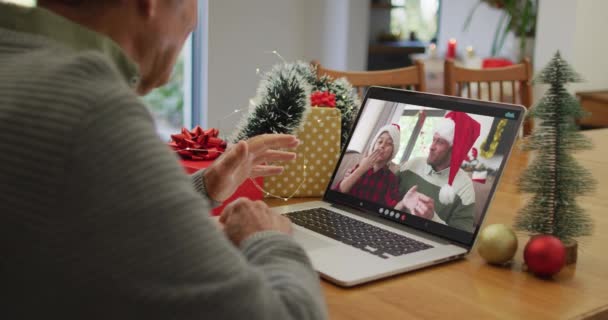 白种人老人在笔记本电脑上有圣诞视频电话 屏幕上有儿子和孙子 圣诞节 节日和通信技术 — 图库视频影像