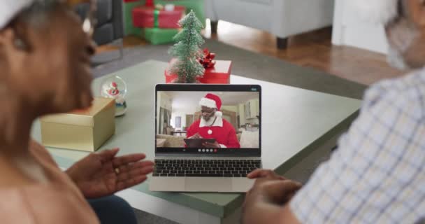 快乐的非洲裔美国老年夫妇在圣诞节带着圣爪在电视上通话 圣诞节 节日和通信技术 — 图库视频影像