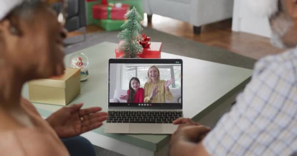 非洲裔美国老年夫妇在圣诞节与成年女儿和孙女的视频通话 圣诞节 节日和通信技术 — 图库视频影像