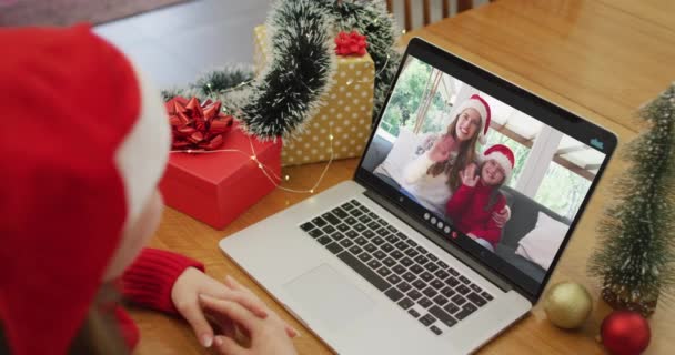 Kaukasierin Bei Videoanruf Mit Freundin Und Tochter Weihnachten Weihnachten Fest — Stockvideo