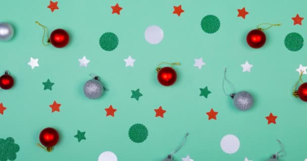 緑の背景に陽気なクリスマスのテキストや装飾のアニメーション クリスマス 冬のお祝いのコンセプトデジタル生成ビデオ — ストック動画