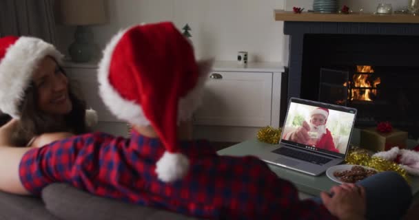 Kaukasiska Par Videosamtal Med Tomten Vid Jul Jul Fest Och — Stockvideo