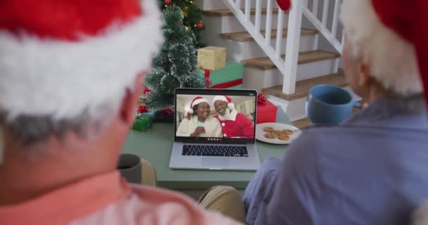 Ευτυχισμένο Καυκάσιο Ζευγάρι Ηλικιωμένων Βιντεοκλήση Φίλους Χριστούγεννα Χριστούγεννα Γιορτή Και — Αρχείο Βίντεο