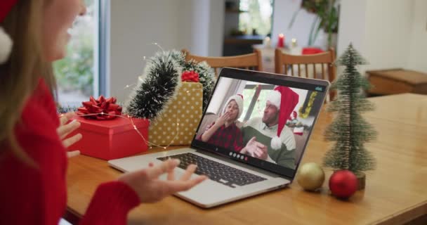Mulher Caucasiana Laptop Chamada Vídeo Com Família Feliz Natal Natal — Vídeo de Stock