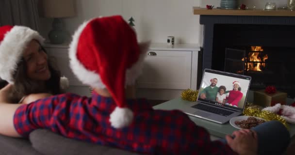 クリスマス時に家族とラップトップでビデオ通話で白人カップル クリスマスやお祭りや通信技術は — ストック動画
