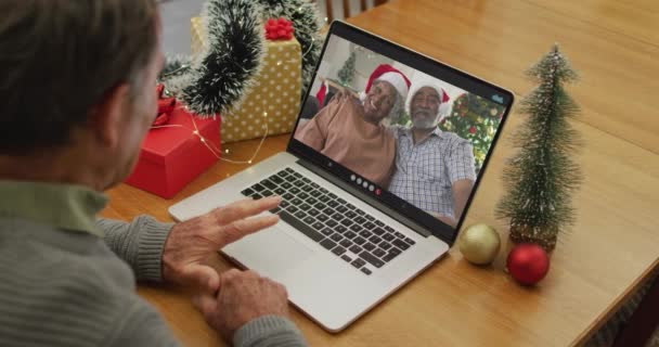 Blanke Senior Man Video Belt Laptop Met Oudere Vrienden Rond — Stockvideo