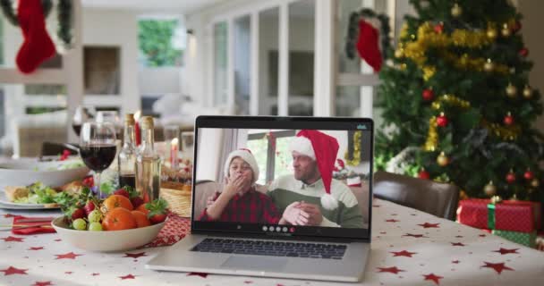 Feliz Pai Filho Caucasiano Laptop Deitado Mesa Natal Natal Festividade — Vídeo de Stock