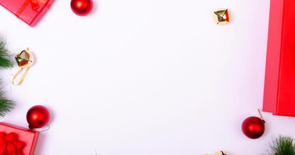 白い背景に陽気な休日のクリスマスのテキストや装飾を持っているのアニメーション クリスマス 冬のお祝いのコンセプトデジタル生成ビデオ — ストック動画