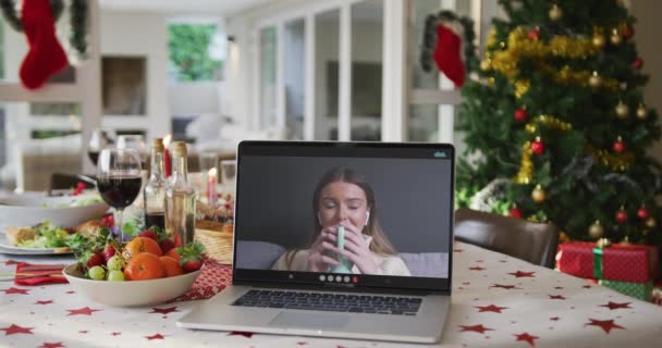 Счастливая Белая Женщина Кофе Ноутбуке Лежит Рождественском Столе Рождество Праздник — стоковое видео