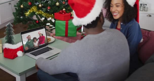 圣诞节快乐的非洲裔美国夫妇与家人在电视上通话 圣诞节 节日和通信技术 — 图库视频影像