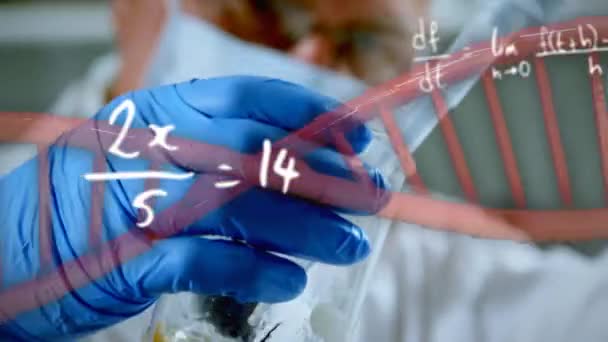Arkadaki Erkek Laboratuvar Çalışanı Üzerinde Yapılan Hesaplamalarla Dönen Dna Iplikçiklerinin — Stok video