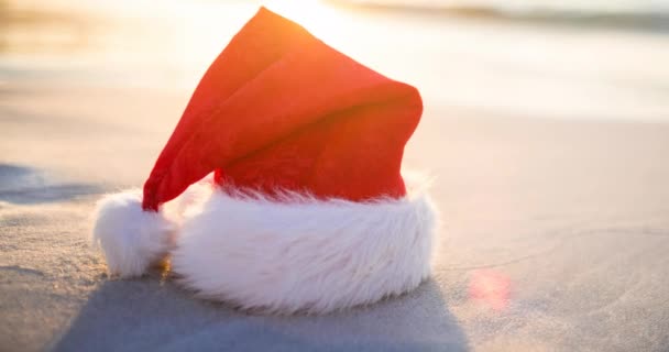 Κινούμενο Σχέδιο Του Καπέλου Santa Ξαπλωμένο Στο Χιόνι Την Ηλιόλουστη — Αρχείο Βίντεο