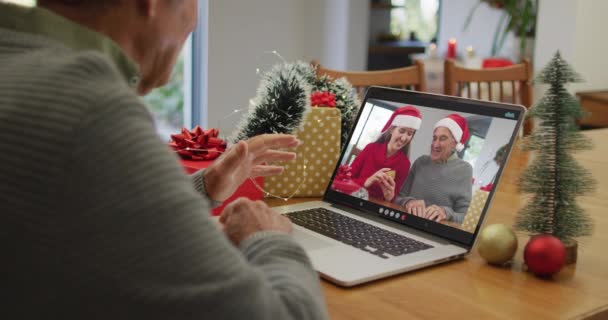 Feliz Hombre Mayor Caucásico Videollamada Portátil Con Familia Navidad Navidad — Vídeo de stock