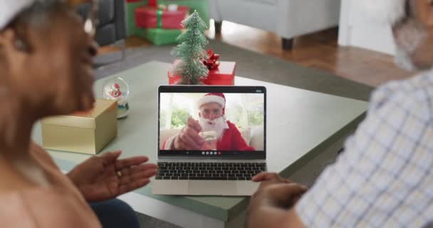 Gelukkig Afrikaans Amerikaans Koppel Video Bellen Laptop Met Kerstman Rond — Stockvideo