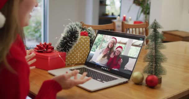 Mulher Caucasiana Feliz Videochamada Com Amiga Filha Natal Natal Festividade — Vídeo de Stock