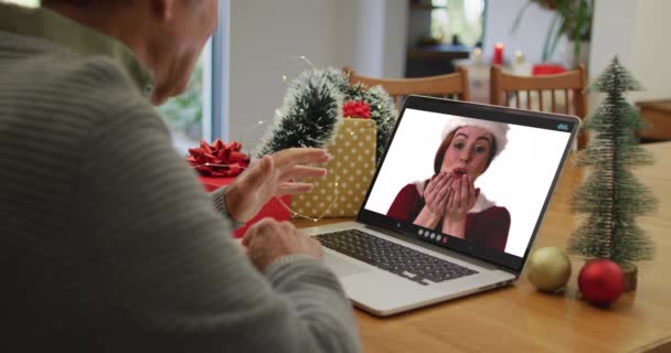圣诞节期间 快乐的高加索老人和成年女儿在电视上通话 圣诞节 节日和通信技术 — 图库视频影像