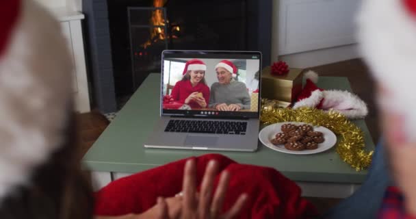 Blank Stel Video Bellen Laptop Met Grootouders Rond Kerst Kerstmis — Stockvideo