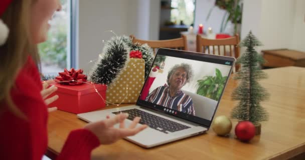 Mujer Caucásica Videollamada Portátil Con Mujer Mayor Feliz Navidad Navidad — Vídeo de stock