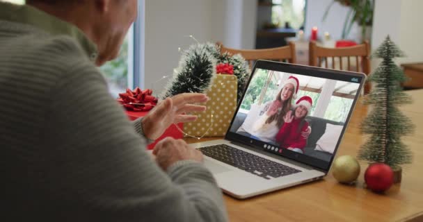 圣诞节期间 快乐的高加索老人与成年的女儿和孙女在电视上通话 圣诞节 节日和通信技术 — 图库视频影像