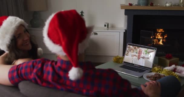 Casal Caucasiano Videochamada Laptop Com Avó Época Natal Natal Festividade — Vídeo de Stock