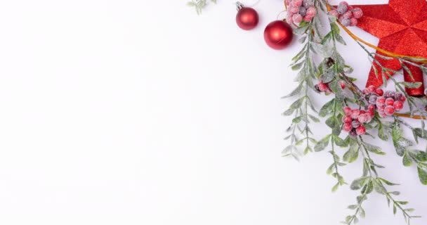 白い背景に非常に幸せなクリスマスのテキストや装飾を持っているのアニメーション クリスマス 冬のお祝いのコンセプトデジタル生成ビデオ — ストック動画