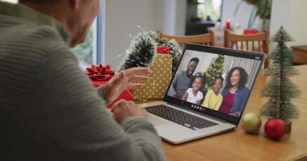 圣诞节期间 快乐的高加索老人与家人在电视上通话 圣诞节 节日和通信技术 — 图库视频影像