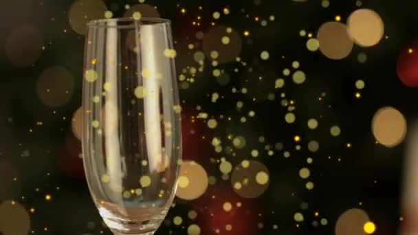 Animatie Van Gouden Lichten Boven Champagne Die Glas Wordt Gegoten — Stockvideo