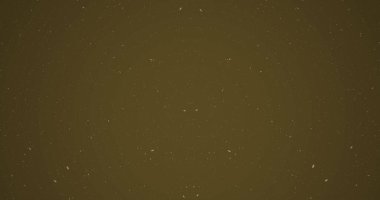 Kahverengi arkaplanda fotokopi alanı ile yağan kar görüntüsü. Noel, kış, gelenek ve kutlama konsepti dijital olarak oluşturulmuş imaj.