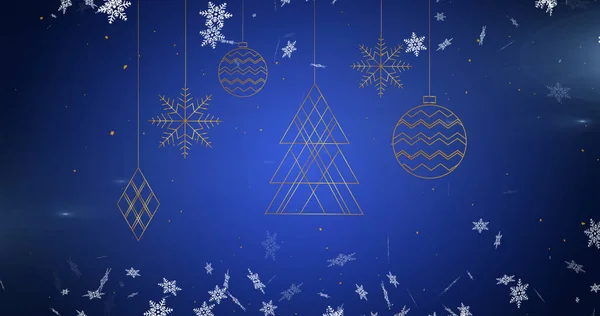 Afbeelding Van Kerstboom Decoraties Sneeuw Vallen Blauwe Achtergrond Kerstmis Traditie — Stockfoto