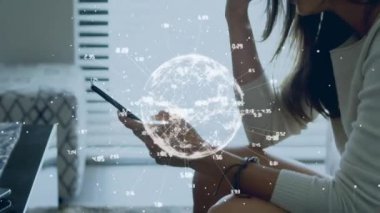 Akıllı telefon kullanan kadın üzerindeki bağlantıların dijital küresinin animasyonu
