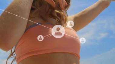 Kumsaldaki mutlu kadın üzerindeki bağlantı ağının animasyonu.