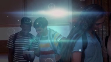 Okuldaki dijital tablet ve akıllı telefonları kullanarak okul çocukları üzerinden bağlantı ağının animasyonu. Çevrimiçi ağ dijital arayüz teknolojisi konsepti dijital olarak oluşturuldu.