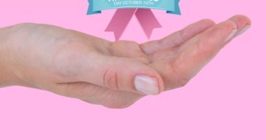 Göğüs kanseri farkındalık günü metninin animasyonu. Pembe üzerinde kadın elinin üzerinde kurdele logosu var. Göğüs kanseri pozitif farkındalık kampanyası konsepti dijital olarak üretildi.