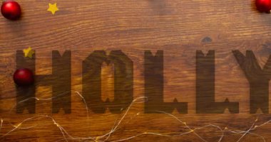 Ahşap arka planda Noel süsleri üzerine kutsal metnin animasyonu. Noel, gelenek ve kutlama konsepti dijital olarak oluşturuldu.