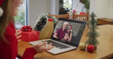 Noel 'de Frienda' yla görüntülü konuşan mutlu beyaz kadın. Noel, şenlik ve iletişim teknolojisi.