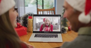 Mutlu Kafkasyalı son sınıf çifti Noel zamanı bayan arkadaşıyla görüntülü konuşma yapıyor. Noel, şenlik ve iletişim teknolojisi.