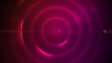 Siyah arkaplanda pembe spiral ışık izlerine karşı ışık ve lens ışığı parlıyor. Soyut doku kavramına sahip teknoloji arkaplanı