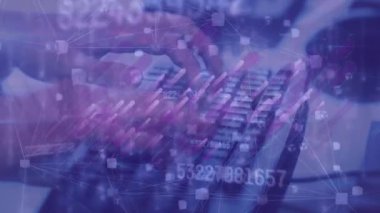 Mor arkaplan üzerinde klavye kullanan kişi üzerindeki bağlantı ağının canlandırması
