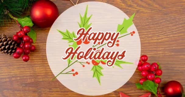 在木制背景的圣诞装饰品上 快乐的圣诞文字在圆形中的动画化 圣诞节 传统和庆祝概念数字制作的视频 — 图库视频影像